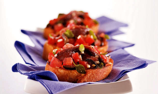 Bruscheta de tomate com filés de anchova