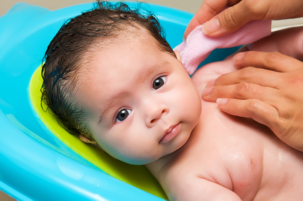 como limpar o bebê fralda