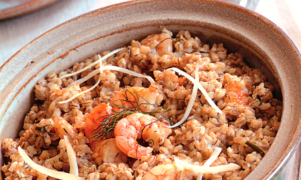 Risoto de cevadinha com erva-doce e camarão