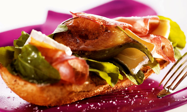 Sanduíche aberto com figo, brie, rúcula e copa