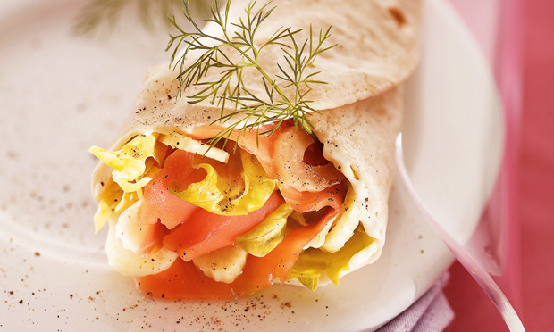 Wrap com salmão e erva-doce