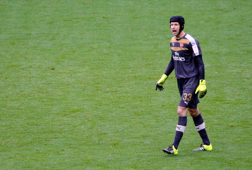 O goleiro tcheco Petr Čech, atualmente no clube Arsenal da Inglaterra, usa um capacete para se proteger. Anos atrás, ele sofreu um grave traumatismo craniano