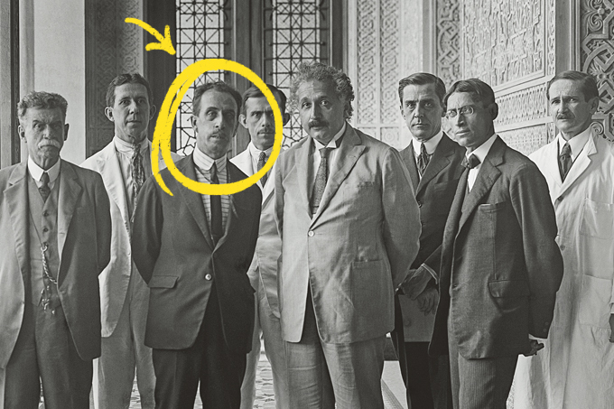Na imagem, Carlos Chagas (no destaque, em amarelo), recebe o físico Albert Einstein no Instituto Oswaldo Cruz