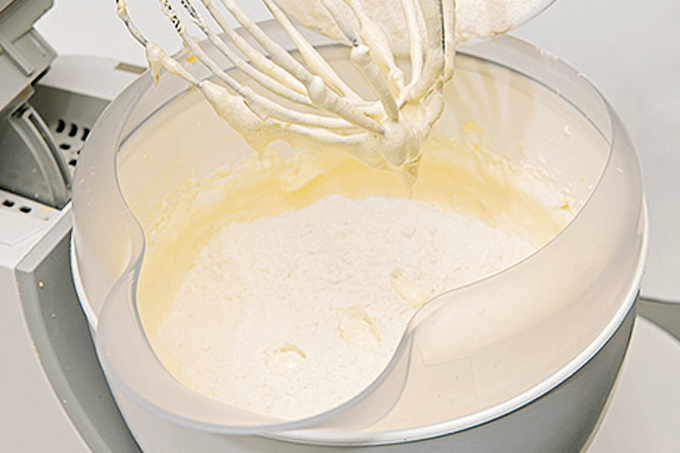 Sem raspar a tigela! Comer massa de bolo crua pode ser perigoso