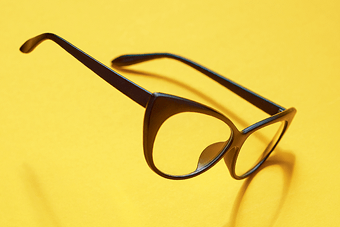 Por que o idoso deve tomar cuidado com quedas mesmo após trocar os óculos