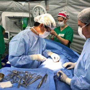 Cirurgia de hérnia inguinal realizada na expedição