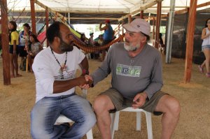 O cacique cricati João Grossá (esquerda) e o presidente da EDS Ricardo Ferreira (direita)