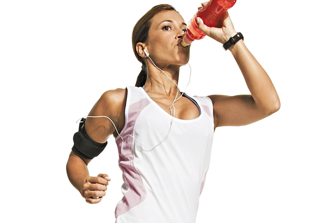 foto de mulher correndo com relógio esportivo e celular