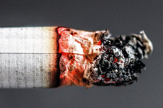 Foto da ponta de um cigarro queimando