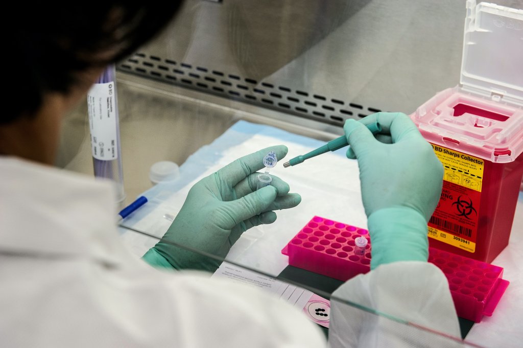 foto de mulher realizando teste em laboratório