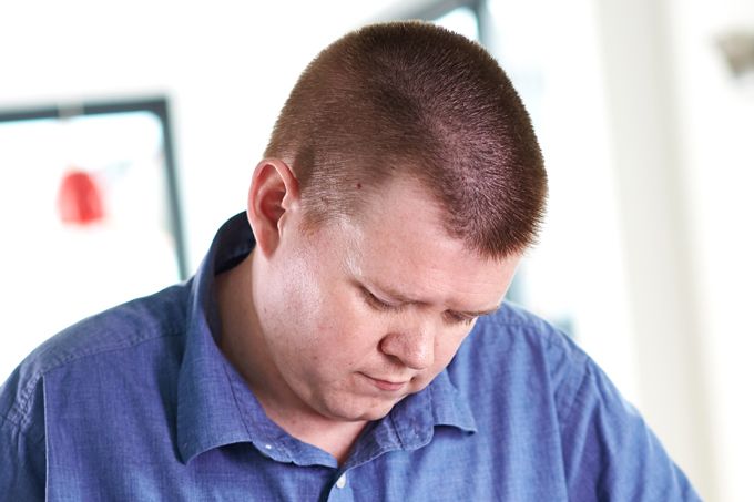 homem com obesidade olhando para baixo