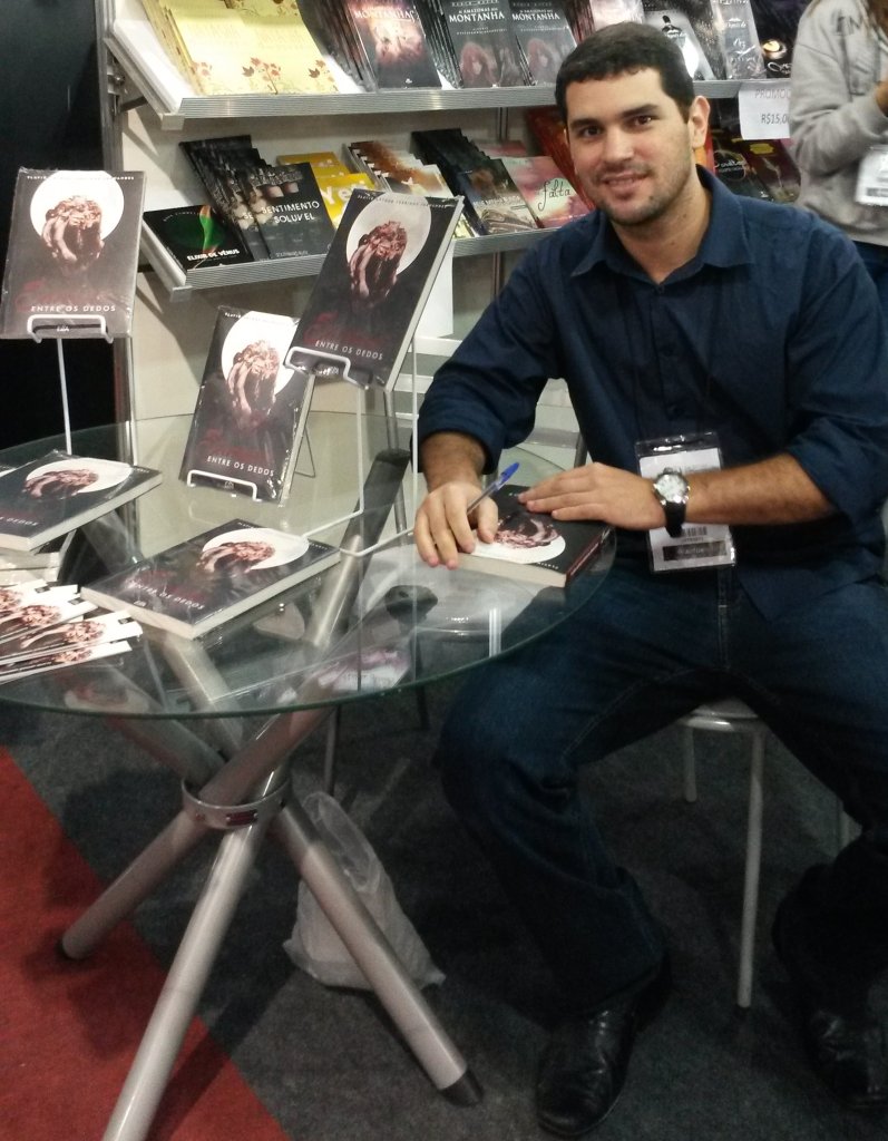 Flavio A S Fernades foto do escritor em noite de autógrafos de um livro