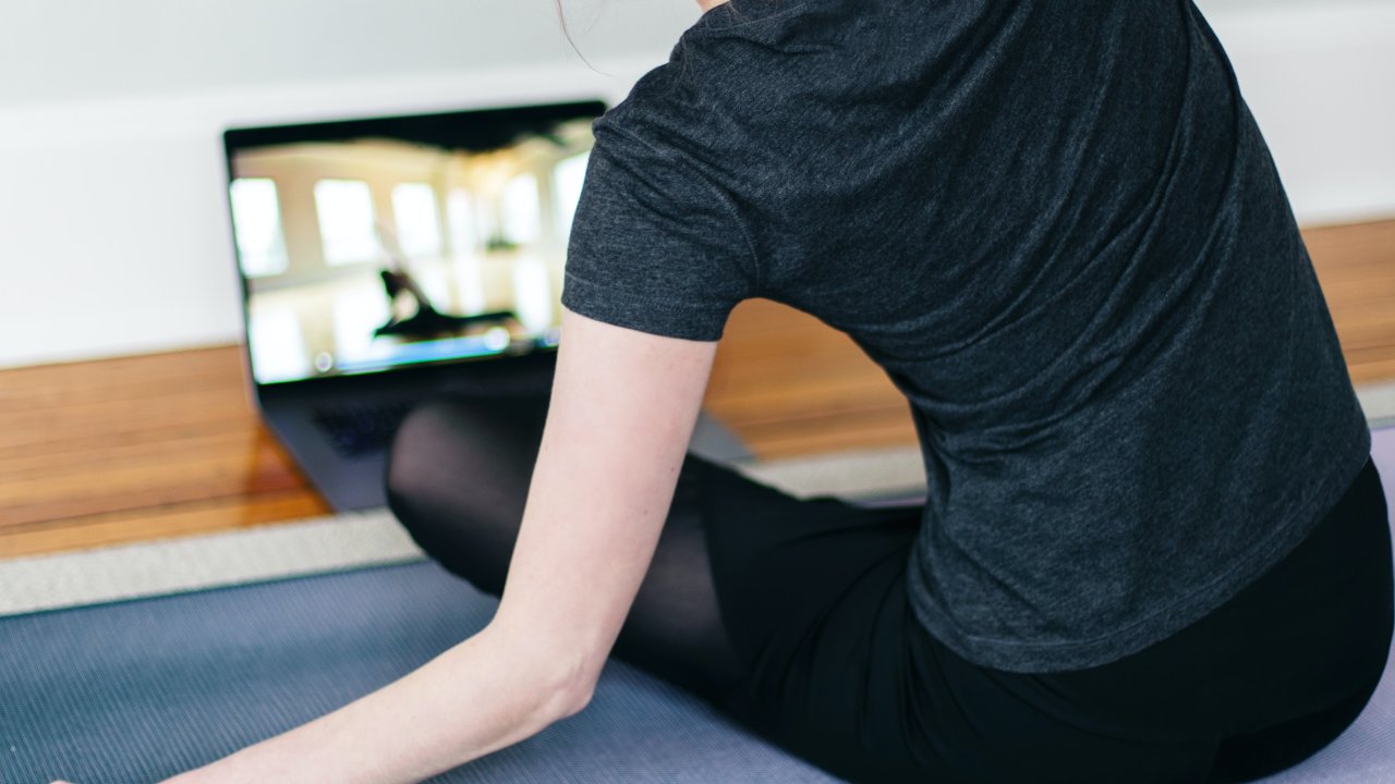 mulher fazendo exercício online