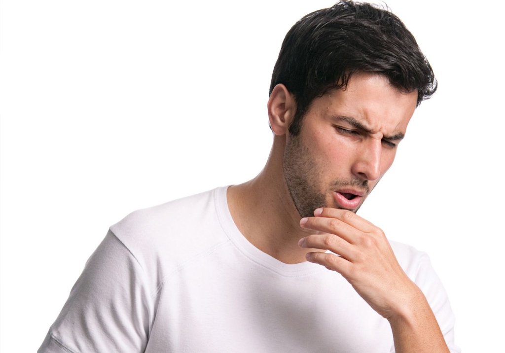 homem tossindo com gripe