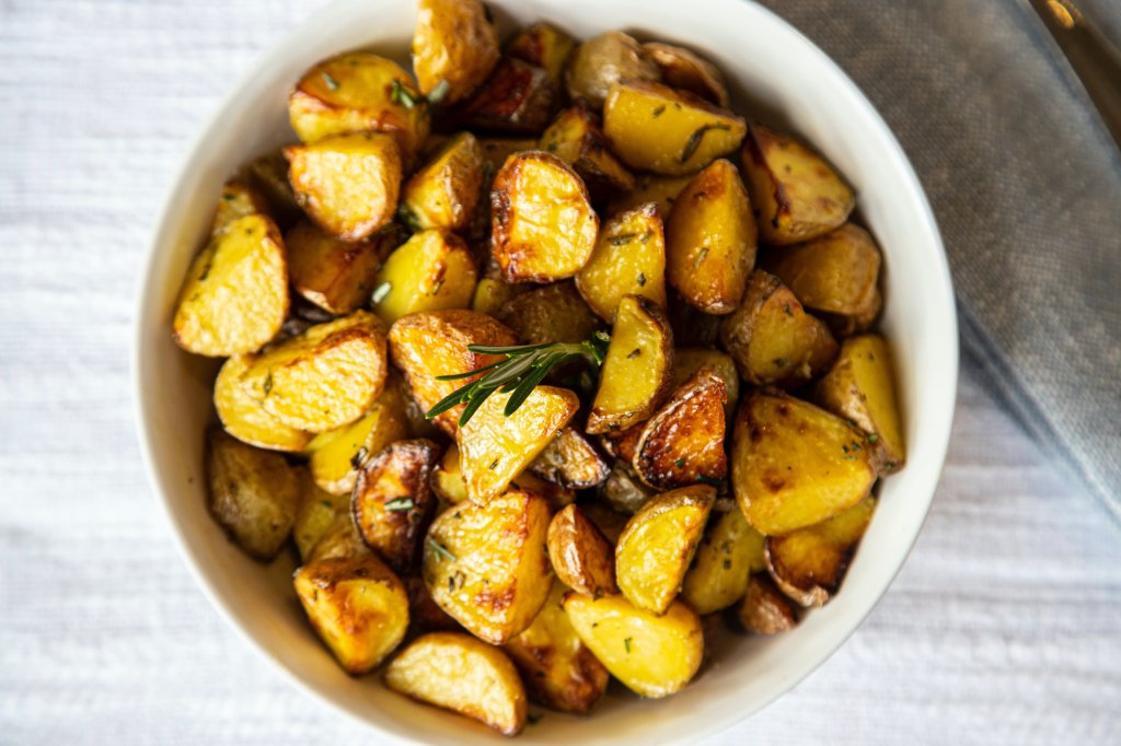 ervas, temperos e a hipertesão pure de batata, assada, cozida