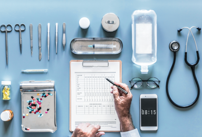imagem de mesa de médico com vários equipamentos