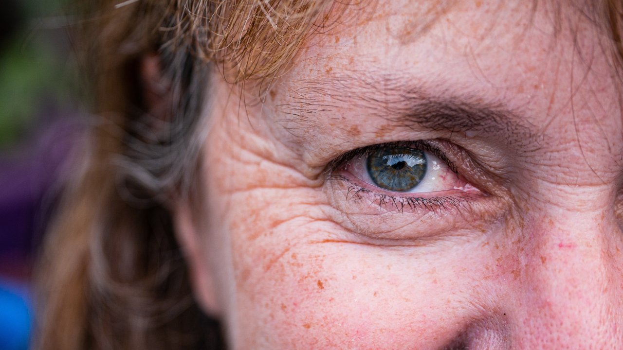 Foto de mulher focada no seu olho direito