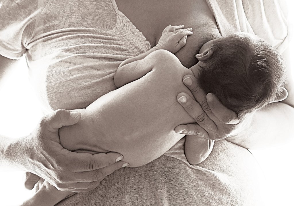 Aleitamento materno pode fragmentar o sono do bebê?