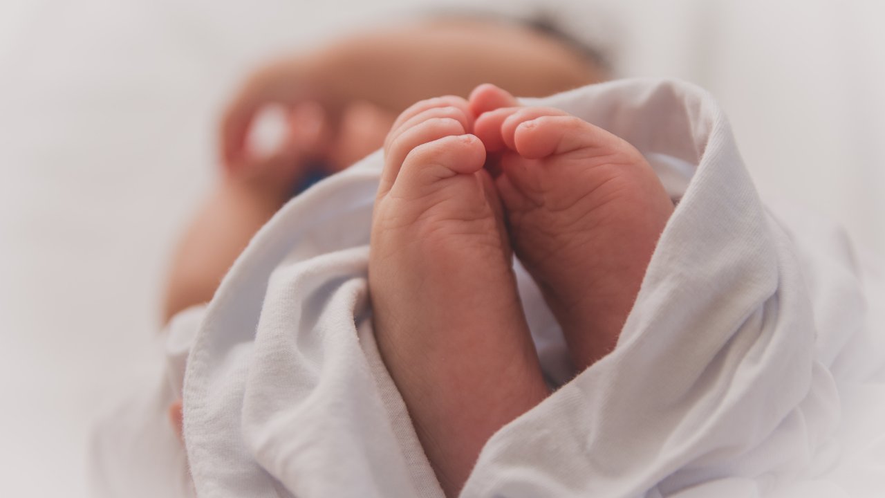 Foto de pé de bebê, simbolizando o teste do pezinho