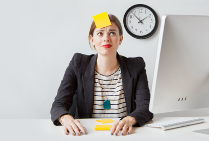 foto de mulher trabalhando com post-it na testa