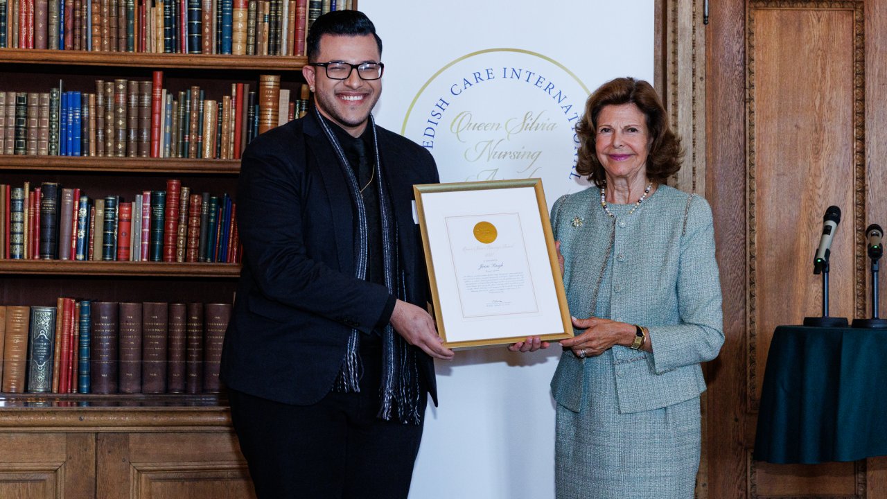 foto de jean recebendo diploma da rainha da suécia