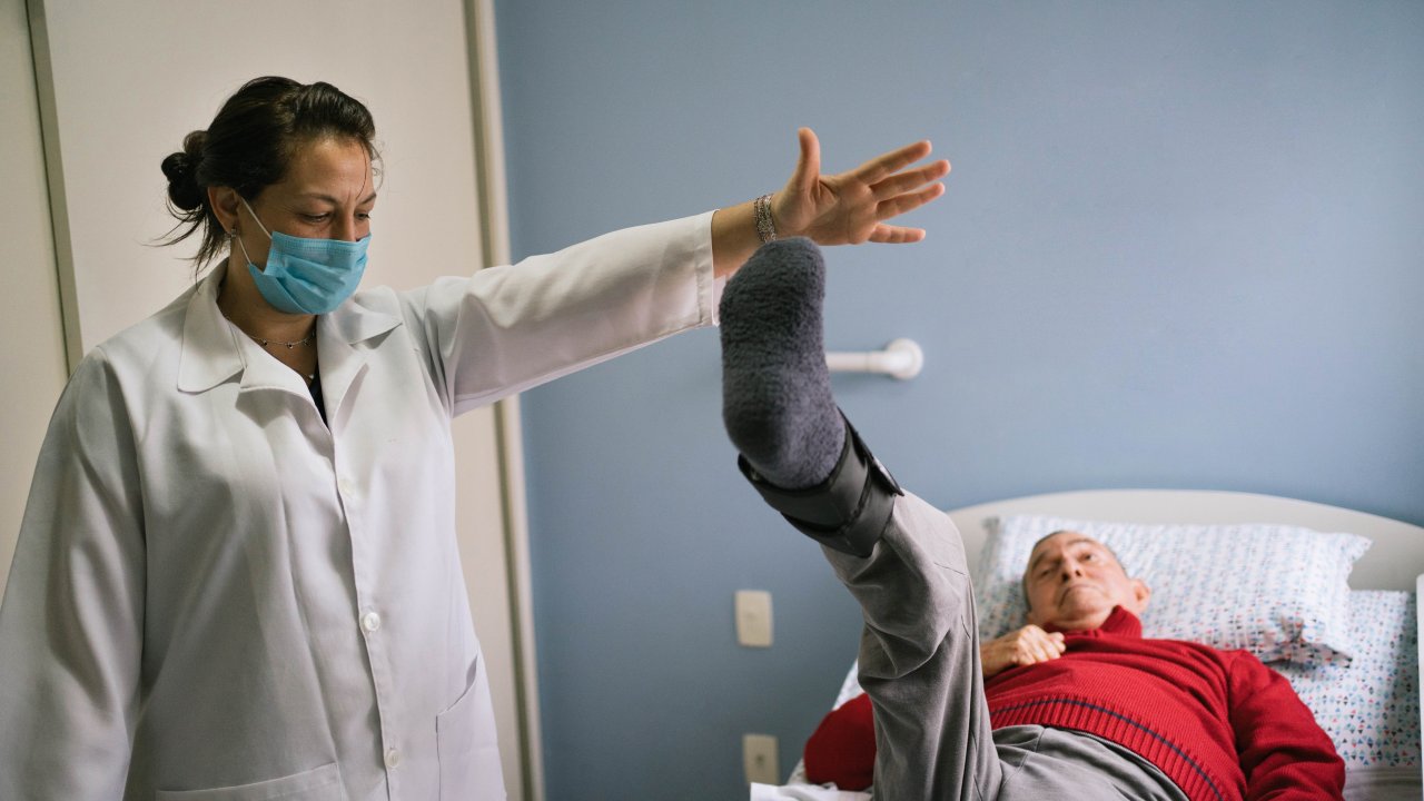 Homem fazendo fisioterapia após AVC