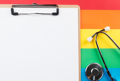 foto de prontuario medico com bandeira LGBT atrás