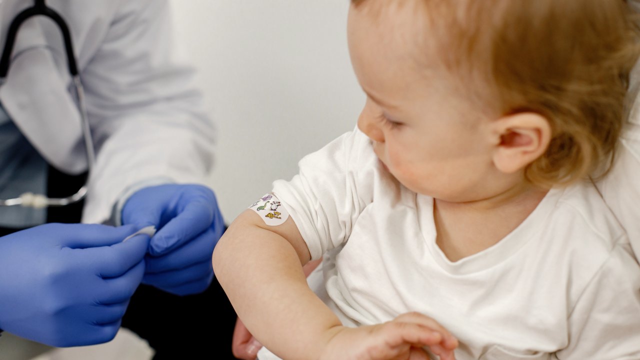 crianca-coqueluche-vacina