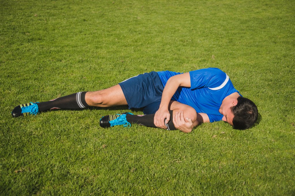 entorse-tornozelo-joelho-ligamentos-futebol-lesao-ligamentar-tratamento