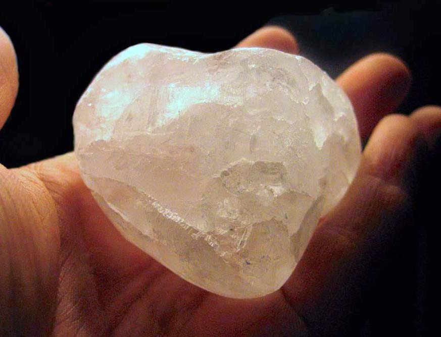 Pedra hume é segura? Conheça os usos e riscos envolvidos