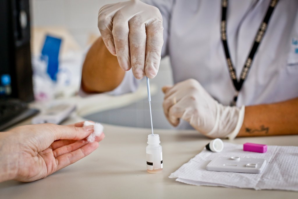 saude-medicina-diagnostico-teste-exame-hiv-sifilis-ists